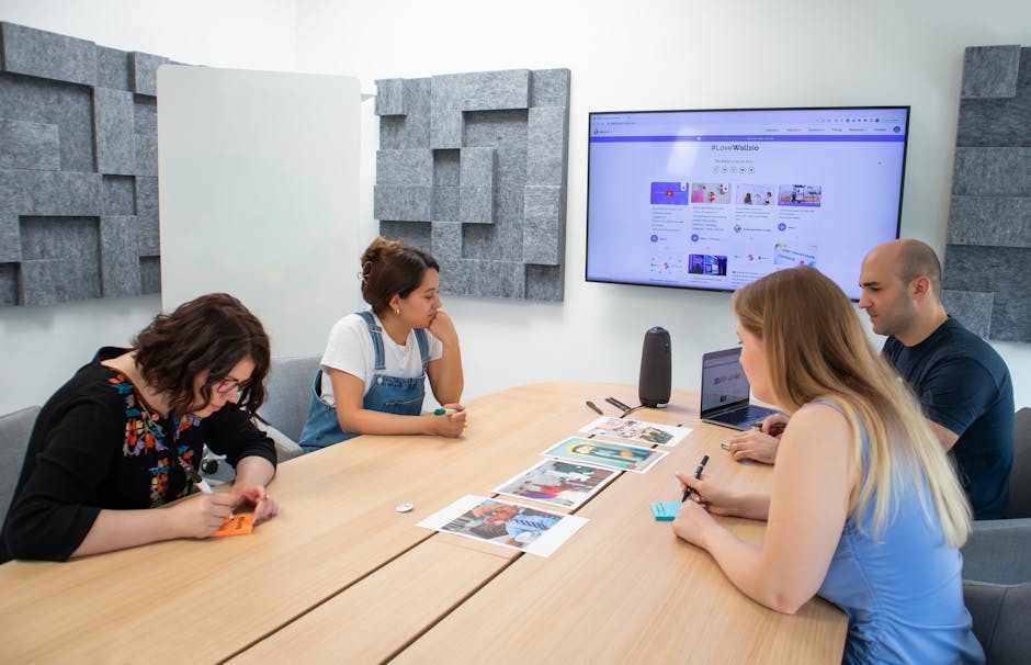 Performance-Marketing-Spezialistin bei der Analyse einer Landingpage